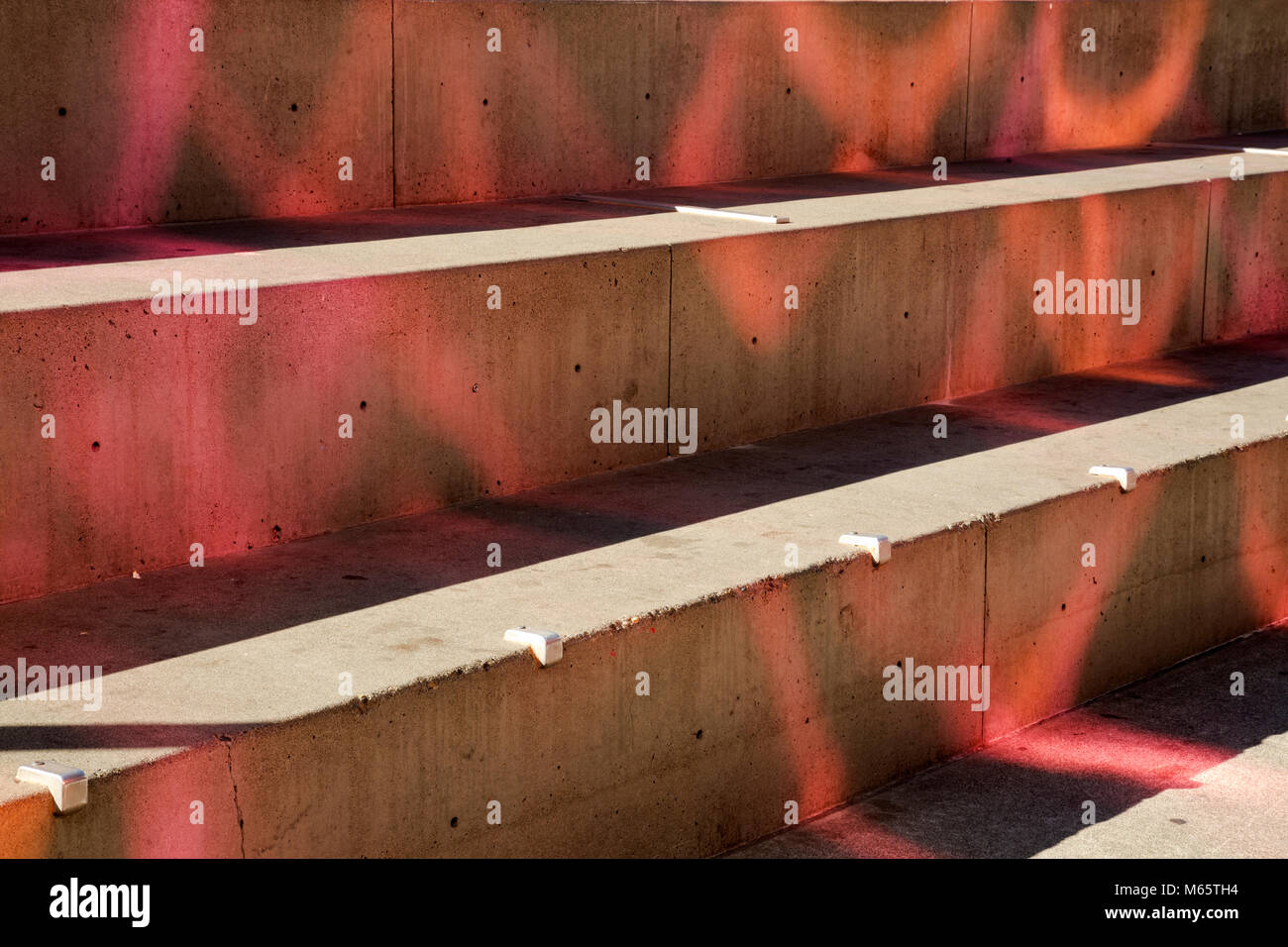 WA13777-00...WASHINGTON - Il Museo della Cultura Pop riflettendo sul vicino a fasi di cemento al Seattle Center in downtown di Seattle. Foto Stock