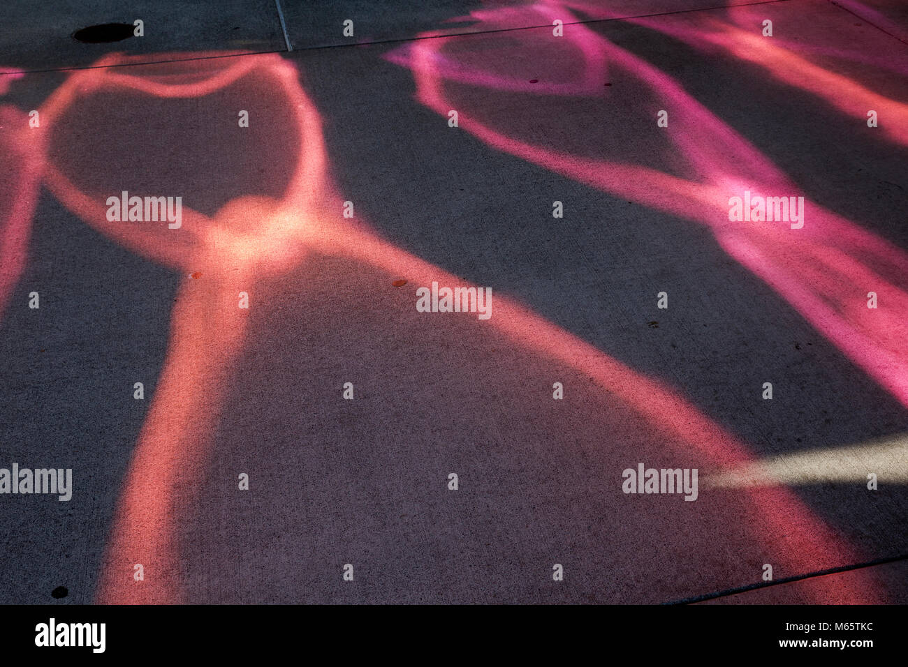 WA13779-00...WASHINGTON - colori brillanti che si riflettono sulla passerella di cemento lungo il lato del Museo della Cultura Pop al Seattle Center . Foto Stock