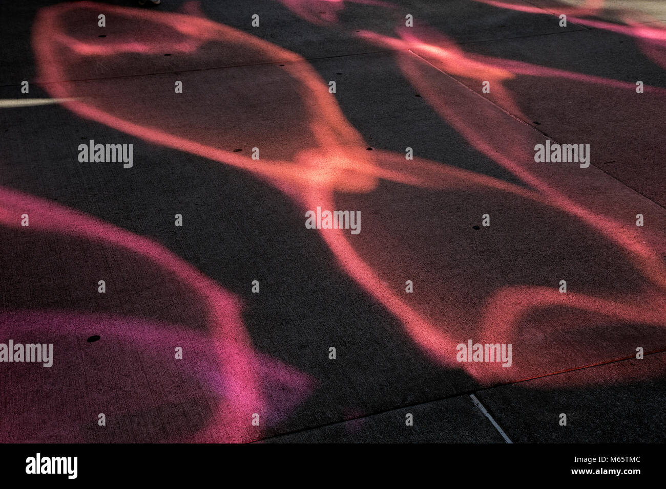 WA13780-00...WASHINGTON - colori brillanti che si riflettono sulla passerella in cemento del Seattle Center. 2017 Foto Stock