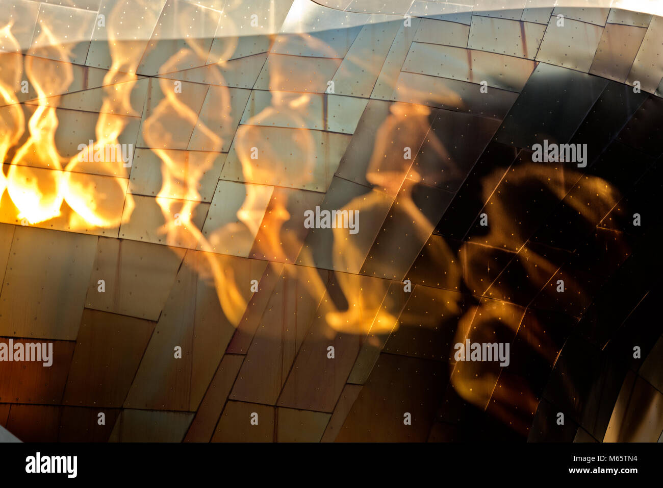 WA13782-00...WASHINGTON - che riflette la luce sulla superficie del Museo di Cultura Pop al Seattle Center in downtown di Seattle. Foto Stock