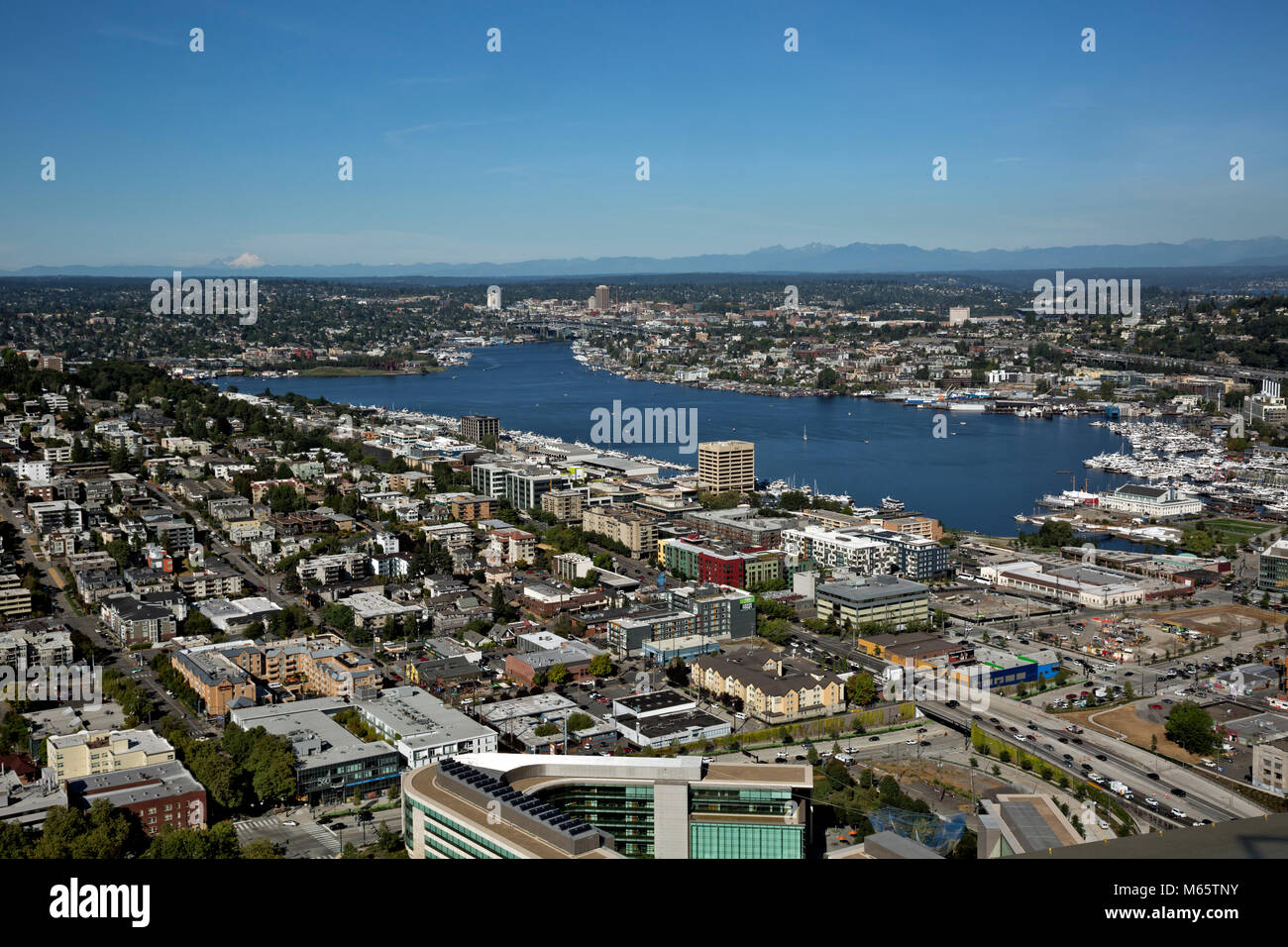 WA13783-00...WASHINGTON - Vista sul lago Union che si estende a nord fino al monte Baker dalla piattaforma di osservazione dello Space Needle di Seattle, 2017. Foto Stock