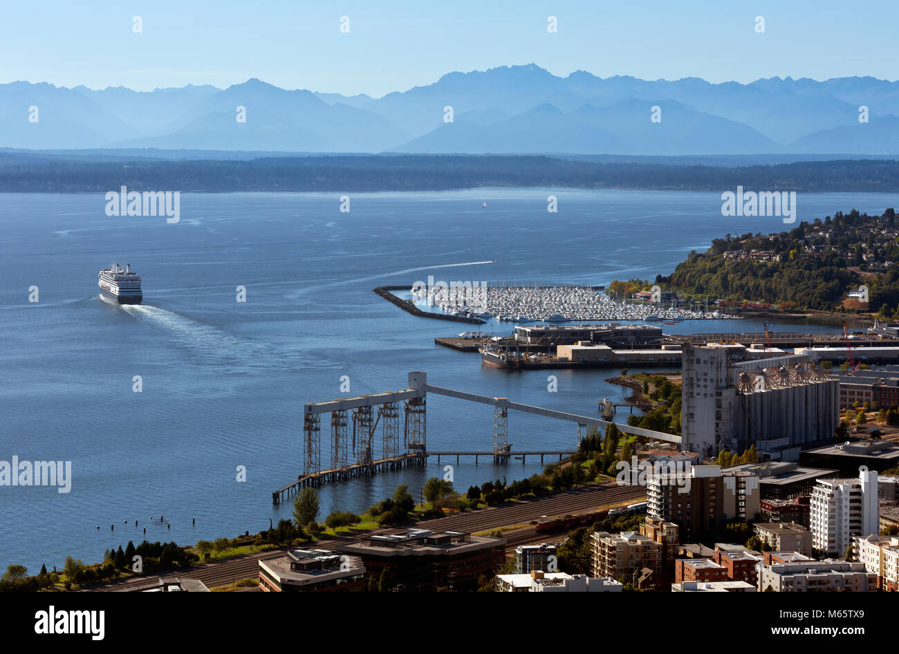 WA13789-00...WASHINGTON - Vista degli ascensori di grano, una nave da crociera in partenza, quartiere Magnolia, Elliott Bay, Puget Sound. 2017 Foto Stock