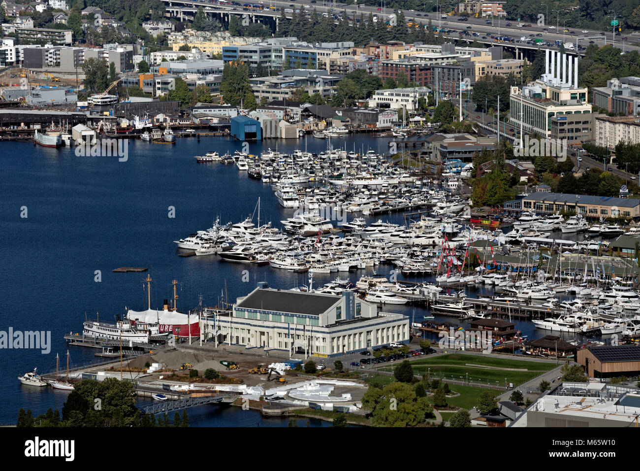 WA13792-00...WASHINGTON - Vista a est dell'estremità meridionale di Lake Union, tra cui il Lake Union Park, il Museo di storia e industria, Foto Stock