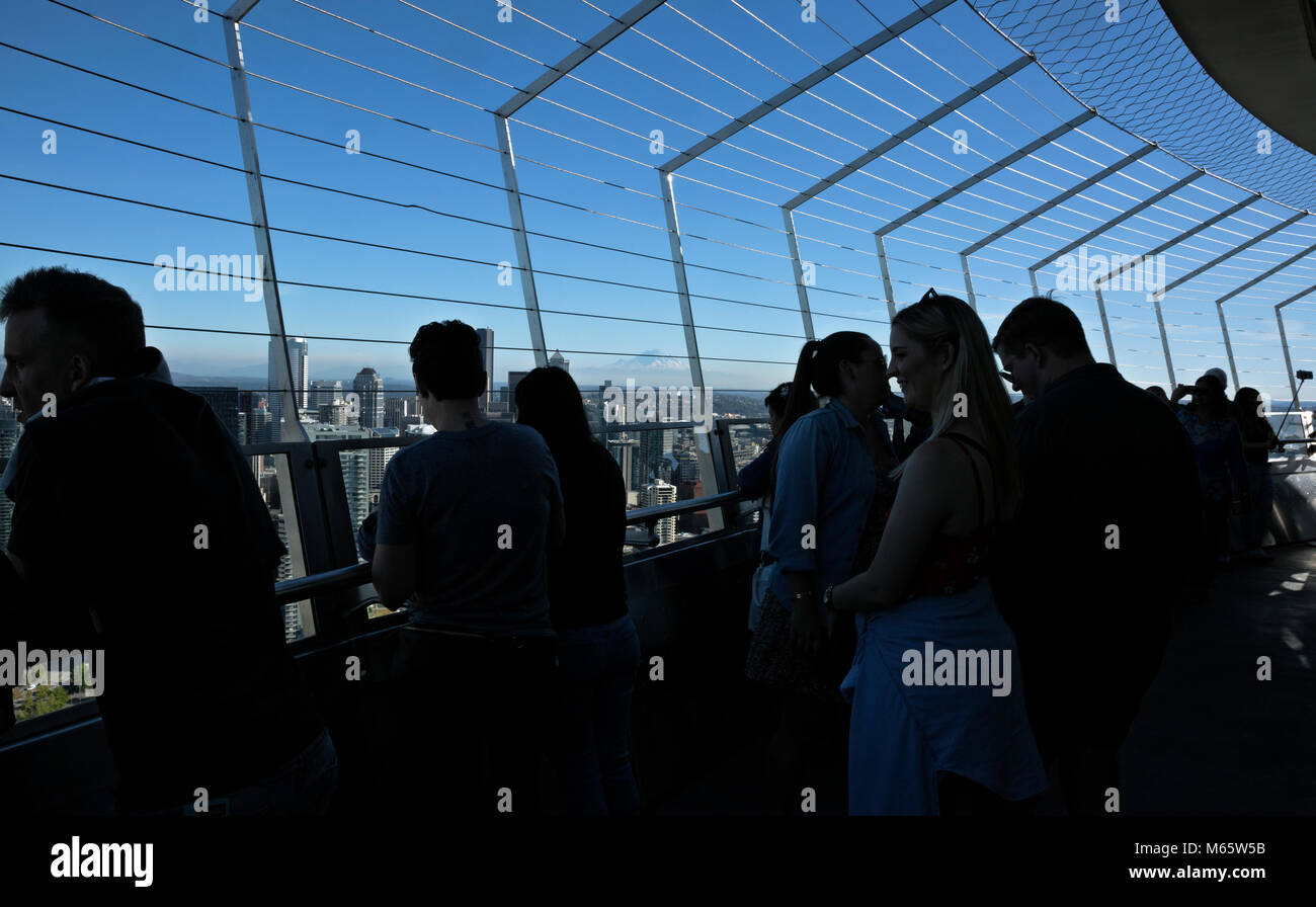 WA13797-00...WASHINGTON - i visitatori della piattaforma di osservazione dello Space Needle si affacciano sui grattacieli del centro di Seattle e del Mount Rainier. 2017 Foto Stock