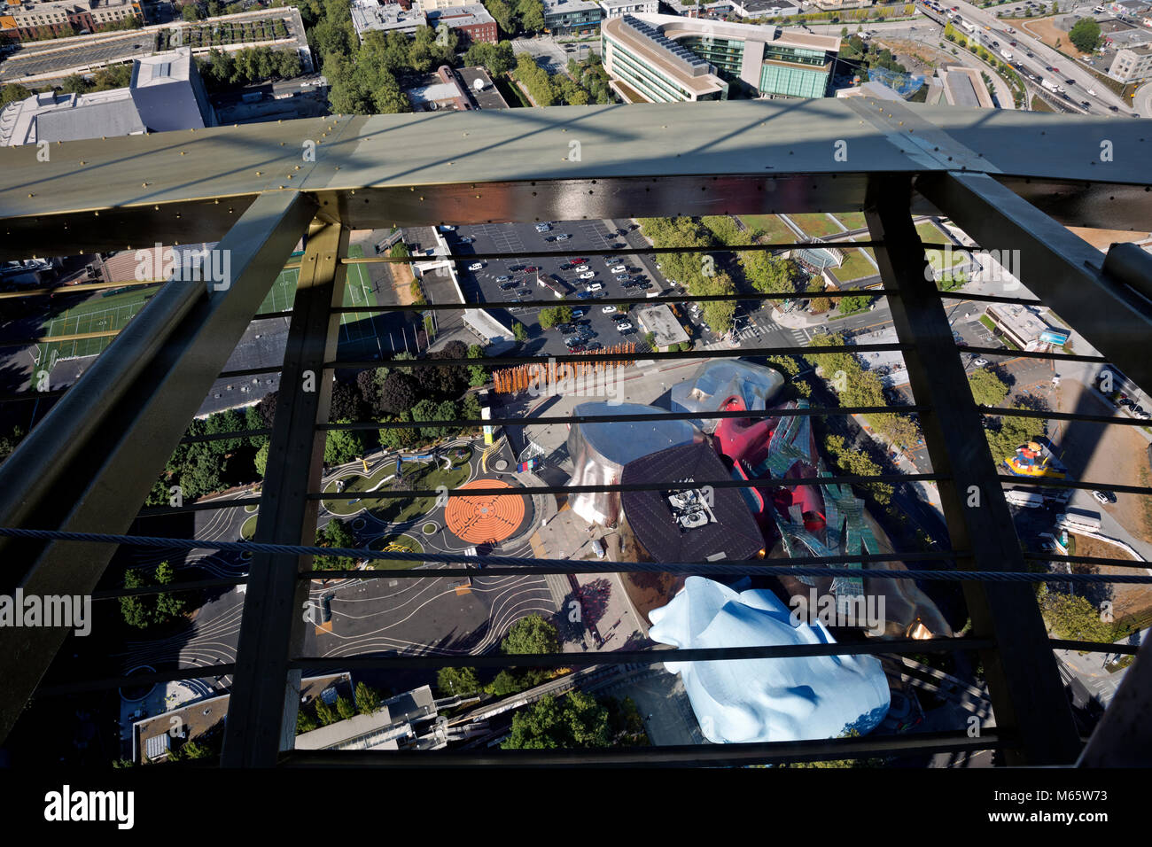 WA13798-00...WASHINGTON - Vista sul Seattle Center con il Museo della Cultura Pop, la monorotaia e l'area giochi per bambini. 2017 Foto Stock