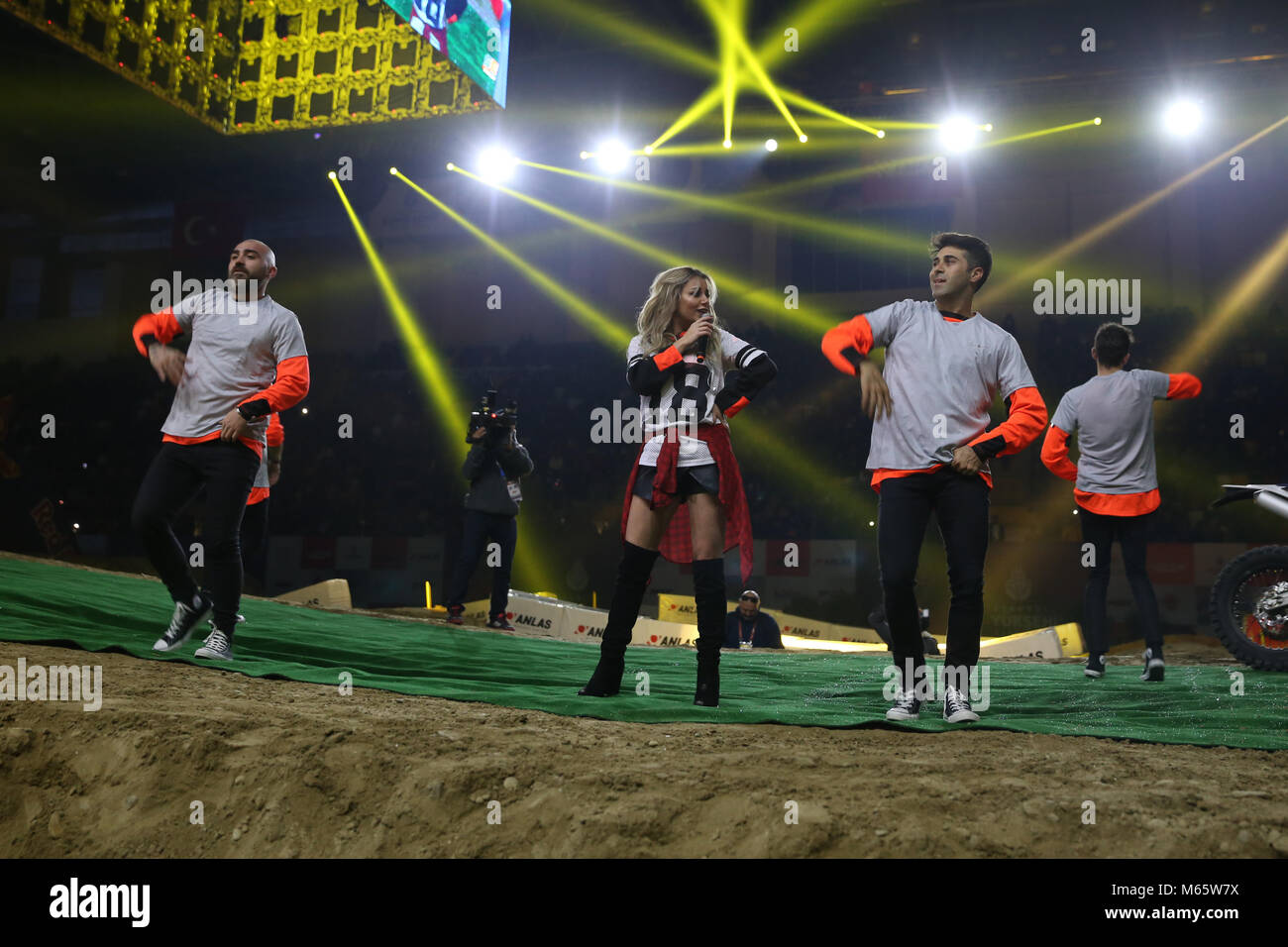 ISTANBUL, Turchia - 25 novembre 2017: cantante turca Merve Ozbey concerto durante Istanbul Superenduro campionato Atakoy atletica Arena. Foto Stock