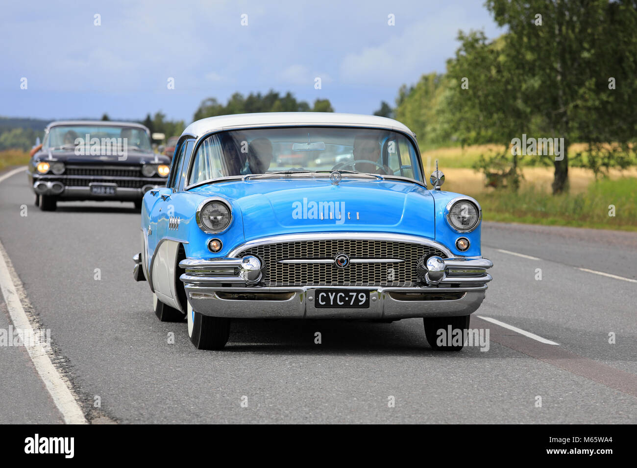 SOMERO, Finlandia - 5 agosto 2017: Classic Buick Special berlina 4 porte si muove lungo la strada rurale con altre vetture classiche su Maisemaruise 2017 crociera auto Foto Stock