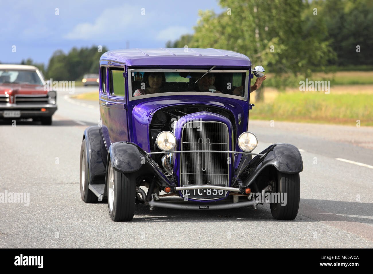 SOMERO, Finlandia - 5 agosto 2017: viola classico Hot Rod Ford Auto si muove lungo la strada rurale su Maisemaruise 2017 auto in crociera Tawastia corretto, finlan Foto Stock