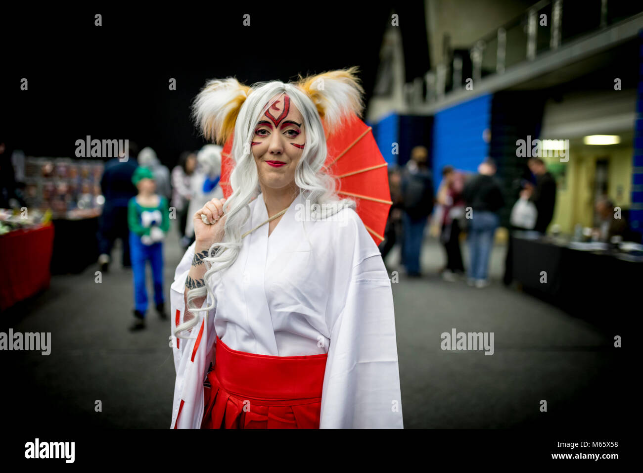 Doncaster Comic Con xi Feruary 2018 a Doncaster Dome. Giovane donna vestita come manga anime character kitsune in cosplay costume a un fumetto di co Foto Stock