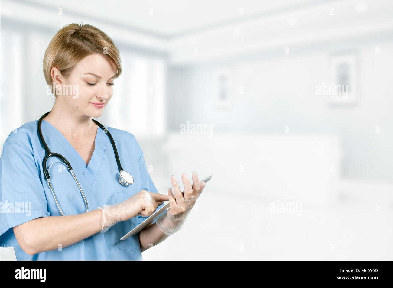 Medico indossando i medici uniforme con uno stetoscopio Foto Stock
