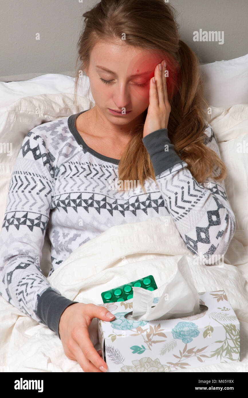La donna ha mal di testa emicrania, donna freddo, influenza e febbre alta  Foto stock - Alamy