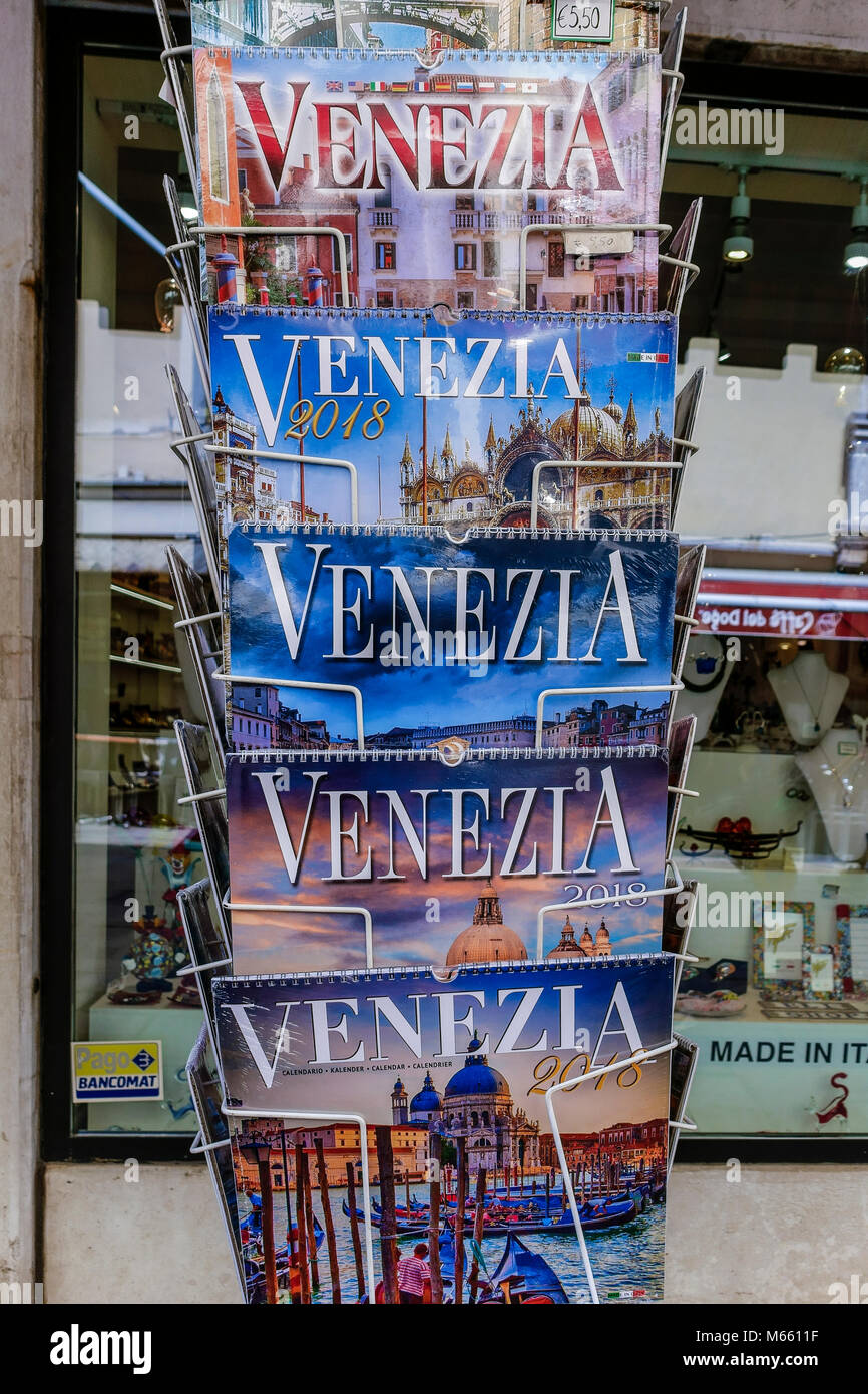 I calendari di Venezia 2018 sono esposti su un rack, all'esterno di un negozio di souvenir. Negozio di souvenir. Venezia, Italia, Europa, Unione europea, UE. Foto Stock