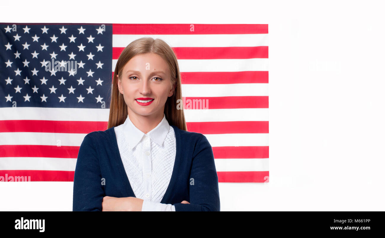 Bandiera americana. Sorridente giovane uomo su Stati Uniti bandiera dello sfondo. USA celebrare il 4 di luglio. Foto Stock