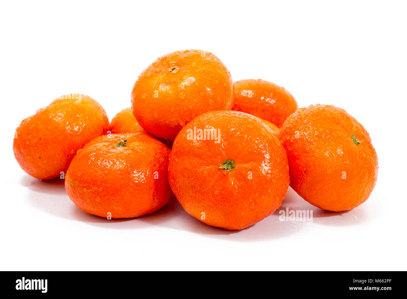 Wet clementine frutta isolato su uno sfondo bianco. Foto Stock