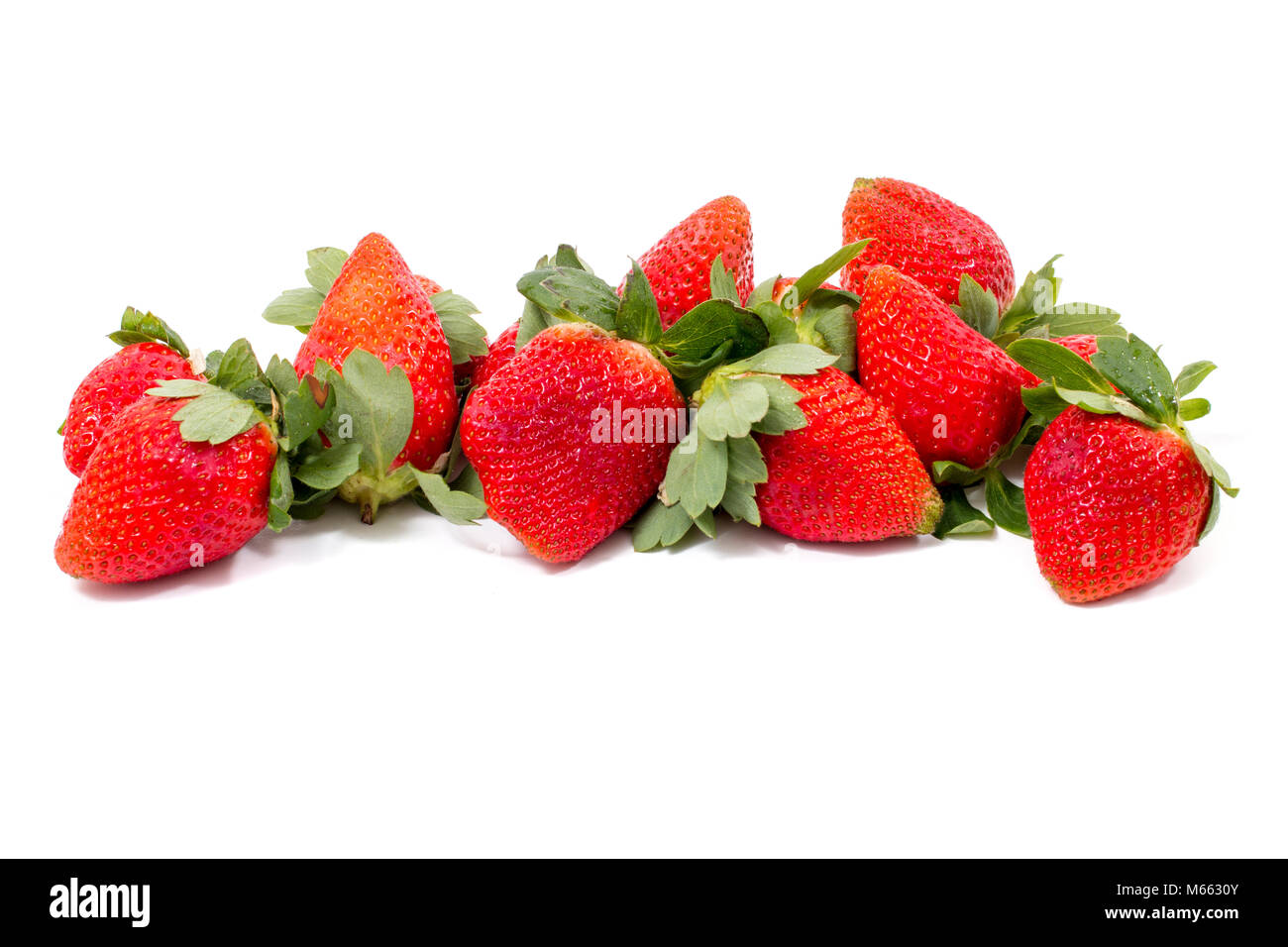 Rosso fragole gustose isolato su uno sfondo bianco. Foto Stock