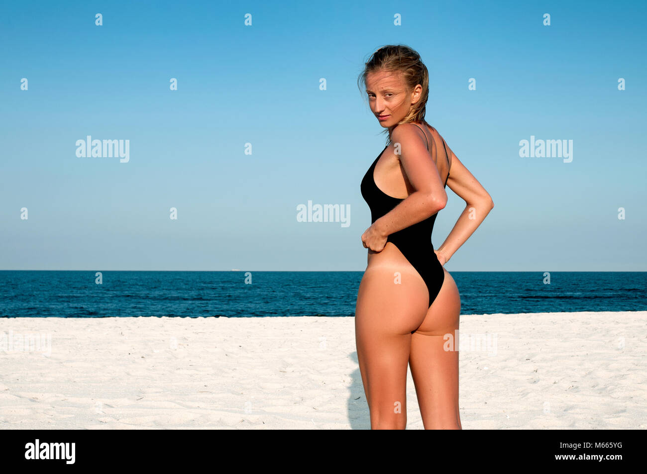 Bella donna in costume nero sulla spiaggia. Concetto di estate Foto stock -  Alamy