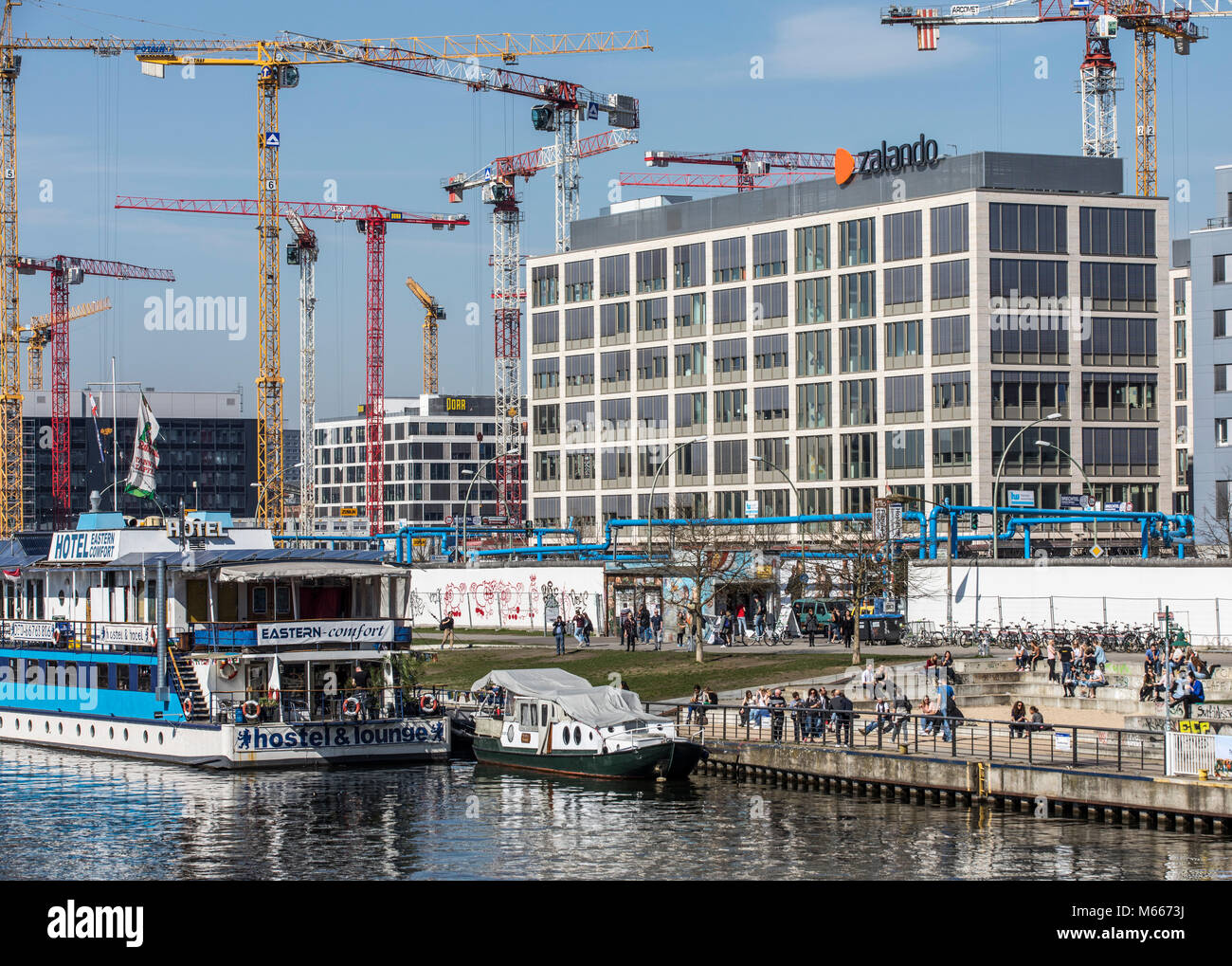 Sito in costruzione, gru edili, lavori di costruzione, Berlino, sulla Sprea, sede di Zalando, hotel navi, Foto Stock