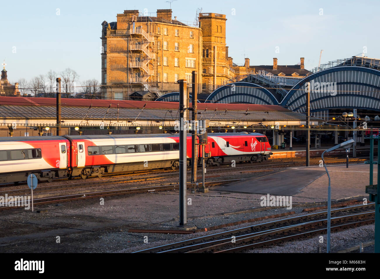 Un southbound Virgin Express treno passeggeri che arrivano alla stazione di York vista dal balcone del National Railway Museum Foto Stock