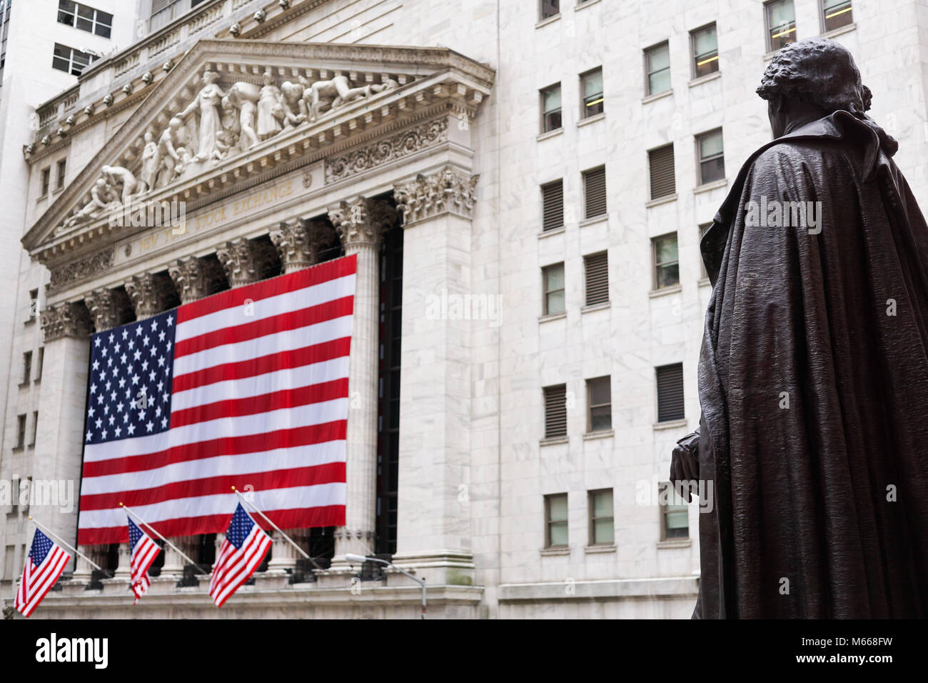 George Washington statua che si trova nella parte anteriore del padiglione federale, affacciato sul New York Stock Exchange a Wall Street, NYC. Foto Stock