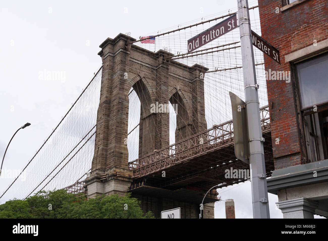 Vista del Ponte di Brooklyn dal vecchio Fulton Street in Brooklyn, New York. Foto Stock