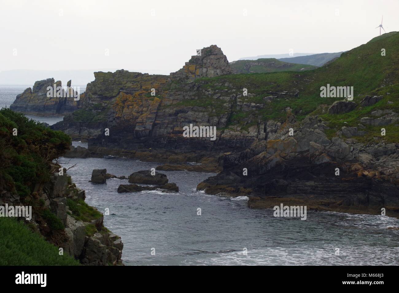 Rocce frastagliate coste Scotish Seascape. Macduff, Aberdeenshire, Regno Unito. In una Università Geologia Gita. Foto Stock