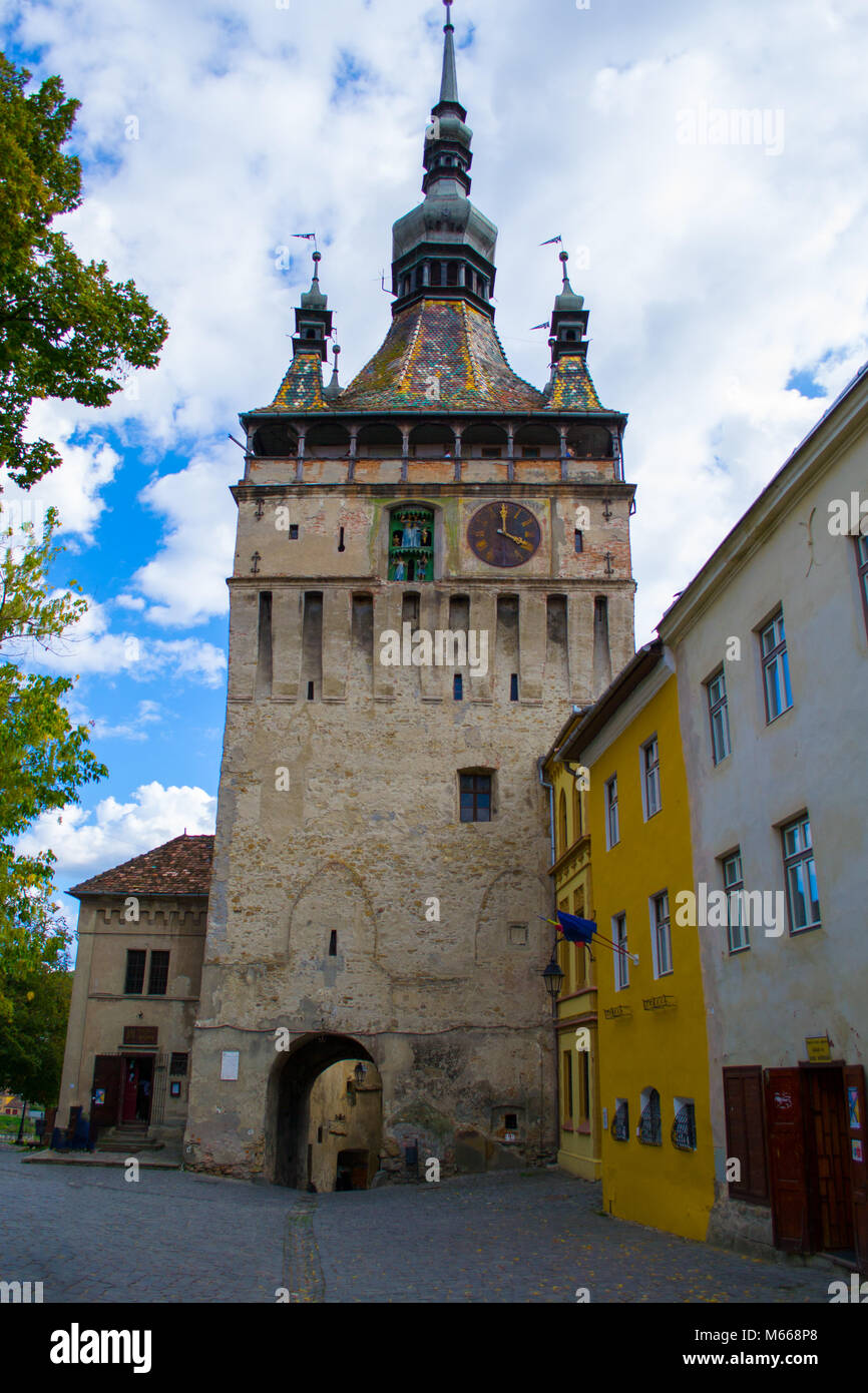 Orologio medievale torre con tetto colorato, cittadella di Sighisoara, Romania Foto Stock