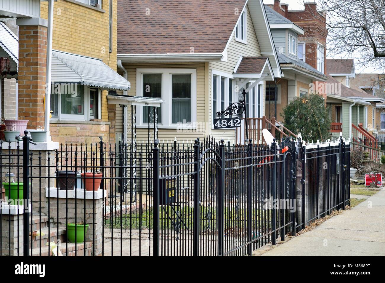 Chicago, Illinois, Stati Uniti d'America. Case lungo un blocco della città nel quartiere di Chicago di Cragin. Foto Stock