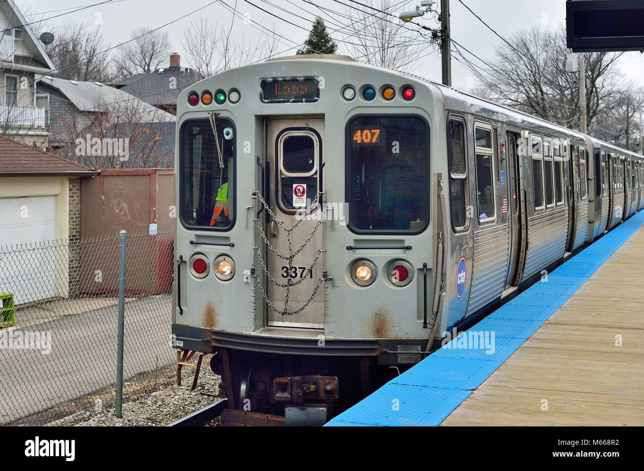 Chicago, Illinois, Stati Uniti d'America. Un CTA linea marrone marcia di un treno lungo a livello della strada mentre si tira nella Francisco Avenue stazione sul suo cammino di Chicago. Foto Stock