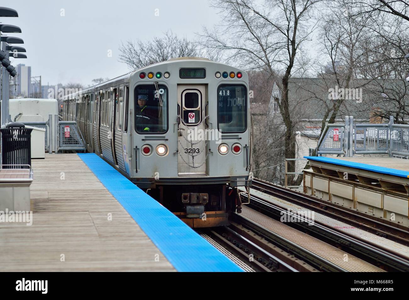Chicago, Illinois, Stati Uniti d'America. Un CTA linea marrone treno tirando in Southport Avenue stazione sul suo viaggio da Chicago il famoso Loop. Foto Stock