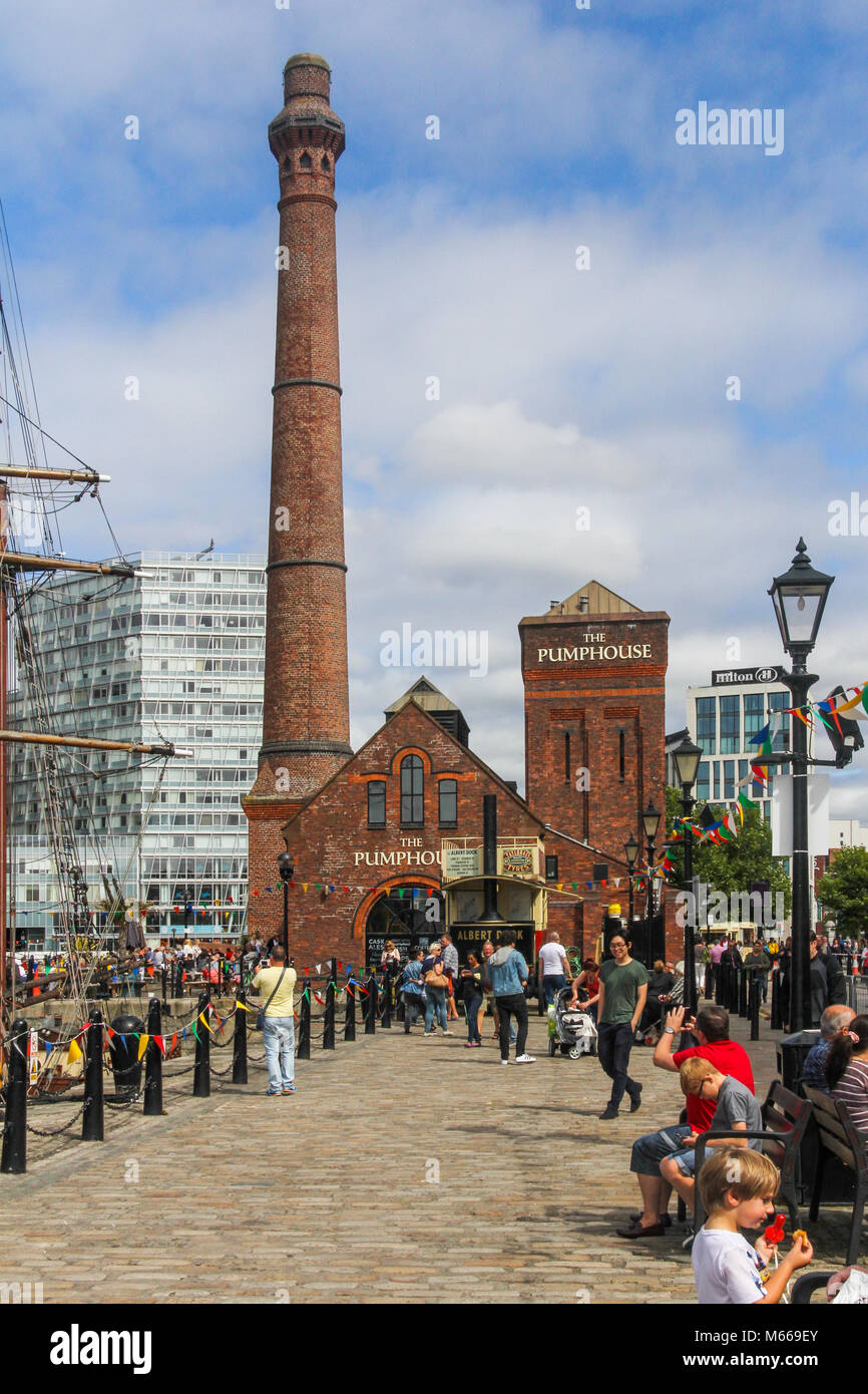 La pompa restaurata House pub e ristorante, Albert Dock, Liverpool, in Inghilterra, Merseyside, Regno Unito Regno Unito Foto Stock
