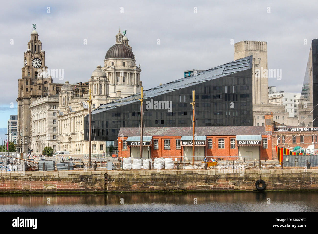 Vista dal dock di inscatolamento del Great Western Railway Building, lungo Georges Pierhead al Porto di Liverpool edificio, la Cunard Building e il Royal Live Foto Stock