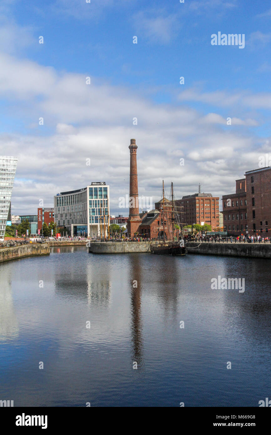 Vista su Albert Dock alla pompa House pub, Liverpool, Merseyside England, UK, Regno Unito Foto Stock