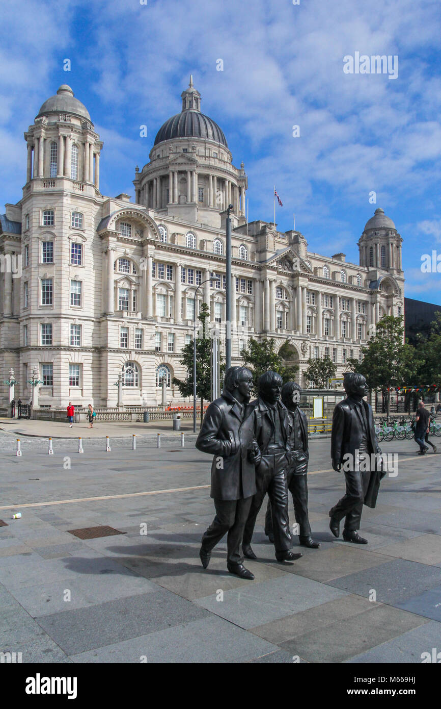 Statua di Beatles gruppo musicale pop, di fronte al porto di Liverpool edificio, Liverpool, Merseyside England, UK, Regno Unito Foto Stock
