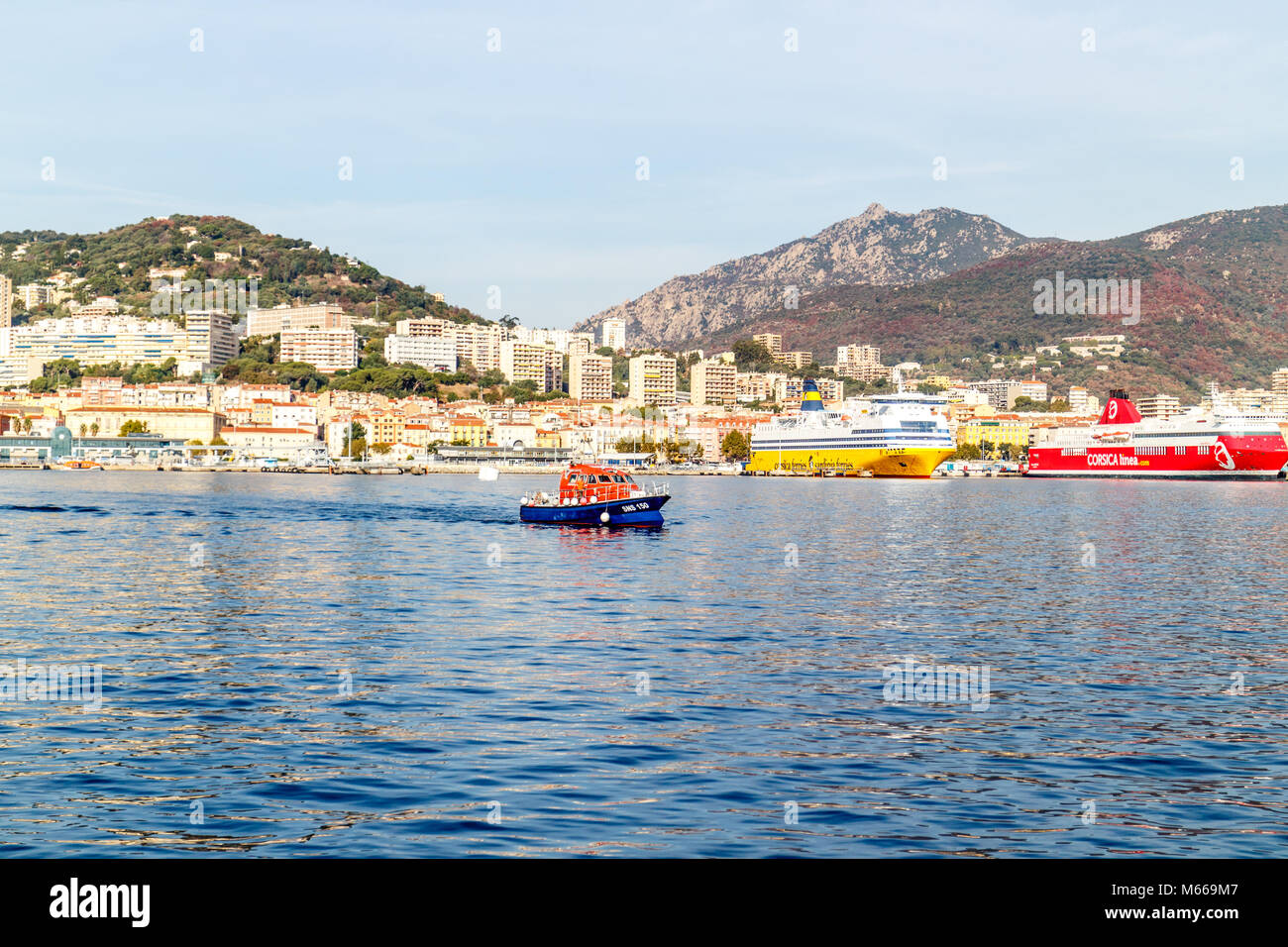 Barca pilota nel porto di Ajaccio, Corsica, Francia Foto Stock