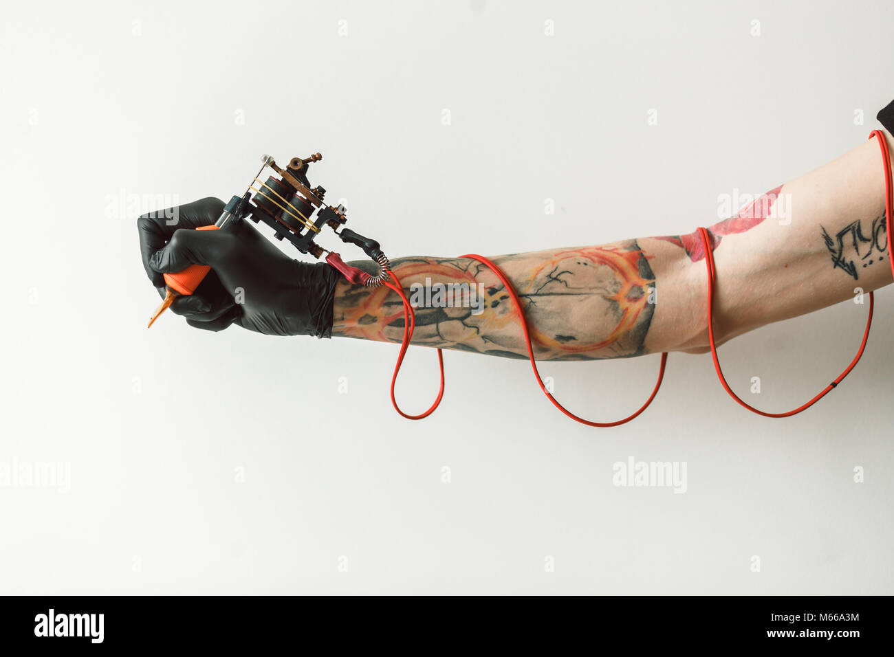 Mano tattoo artist con il dermografo Foto Stock