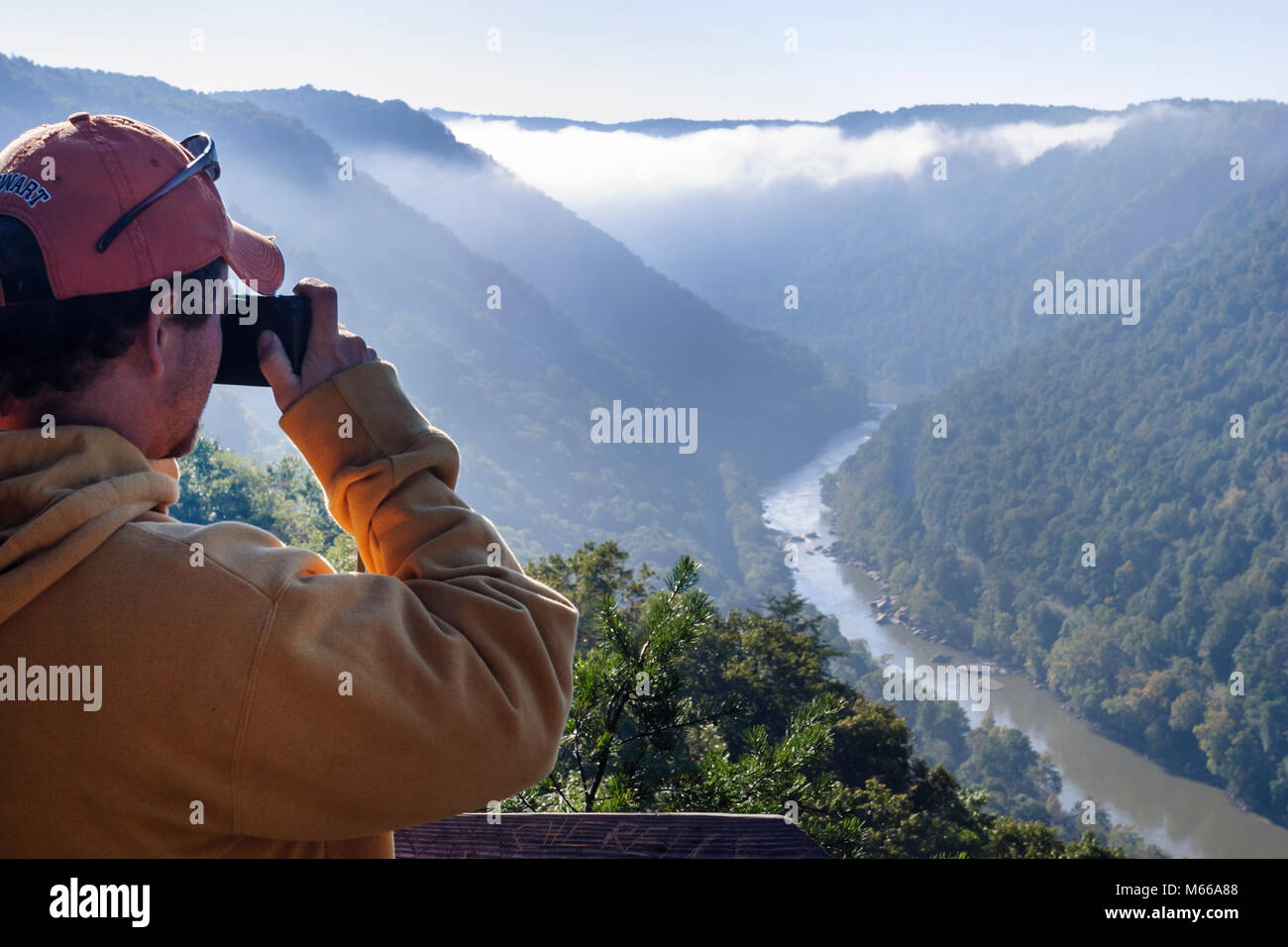 West Virginia, Appalachia Fayette County, Fayetteville, New River Gorge National River, acqua, affluente, Appalachian Mountains, nebbia mattutina, vista dal Canyon Foto Stock