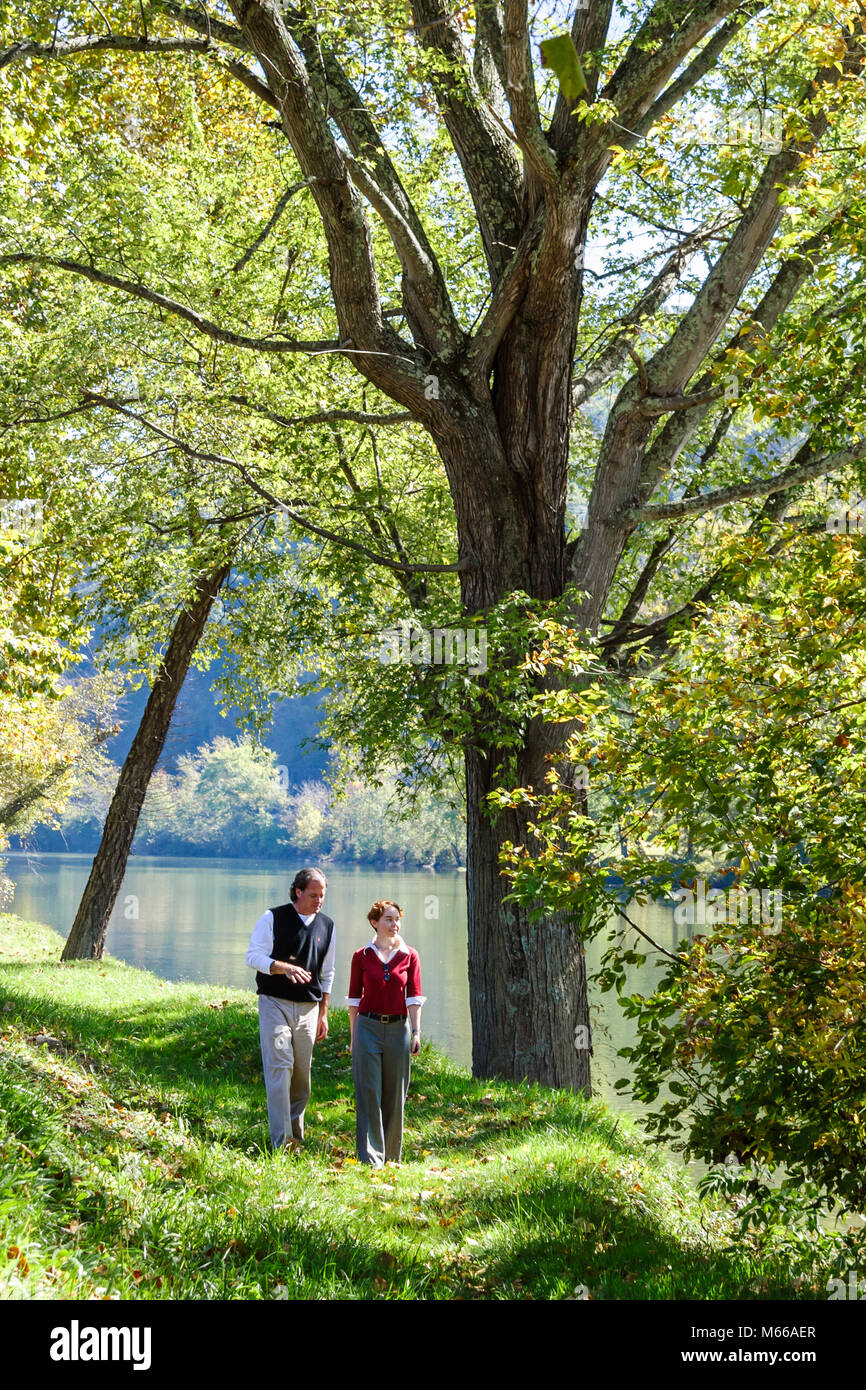 West Virginia, Appalachia Greenbrier County, Alderson, Greenbrier River Water, coppia, adulti uomo uomini maschio, donna donna donna donna donna donna donna donna donna donna donna donna donna donna donna donna donna donna donna, alberi, visitatori tra Foto Stock