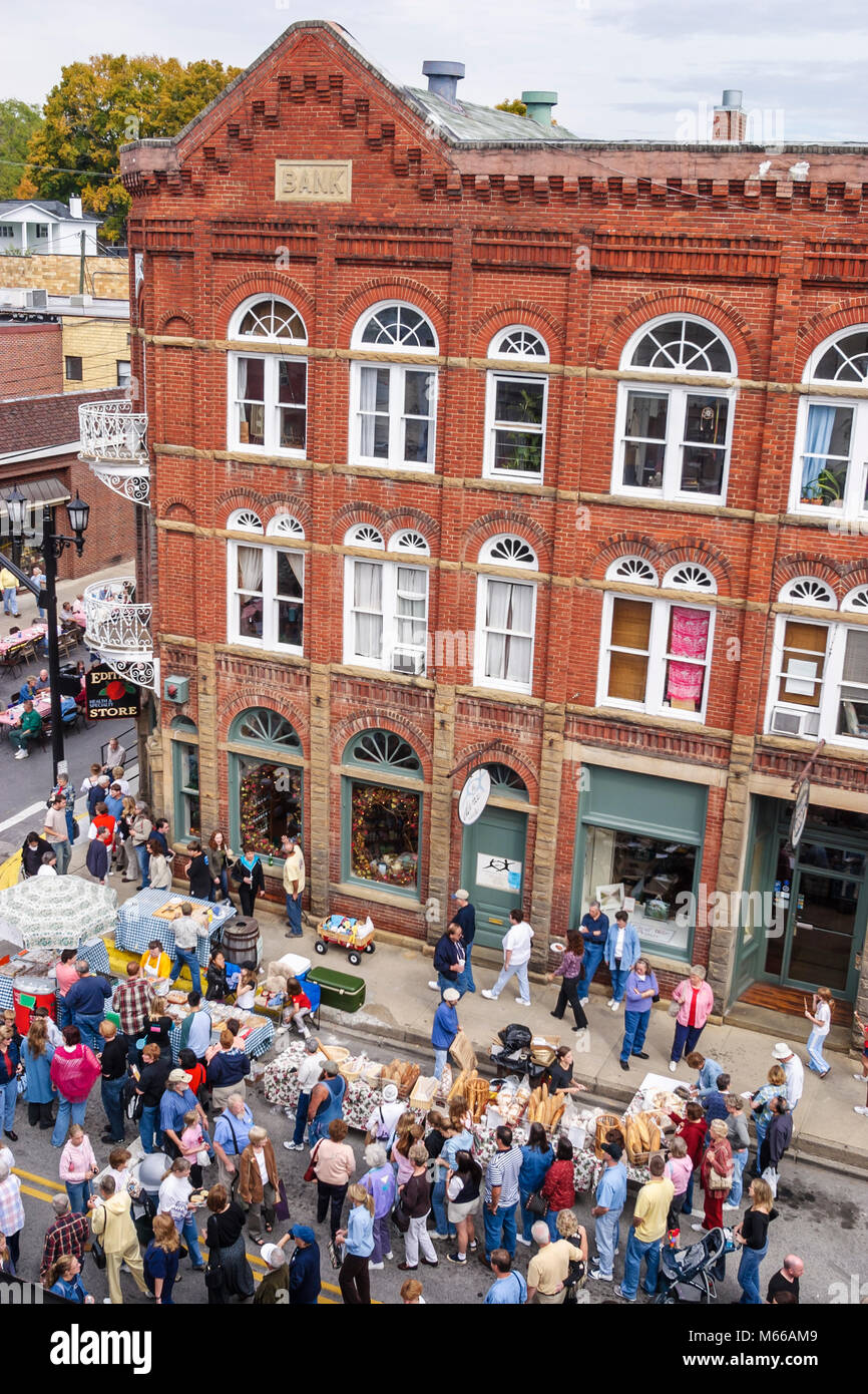 West Virginia Greenbrier County, Lewisburg, Washington Street, Taste of our Town, TOOT, Food Tasting Festival, festival fair, edificio storico della banca, WV0410 Foto Stock