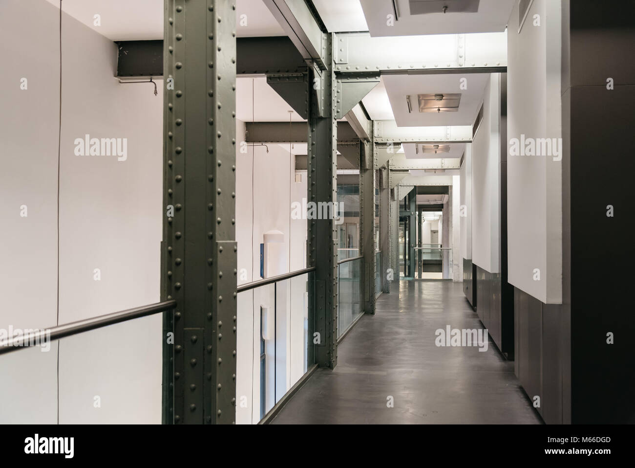 Svuotare l'architettura moderna ristrutturazione del corridoio con antiche colonne di acciaio. Foto Stock