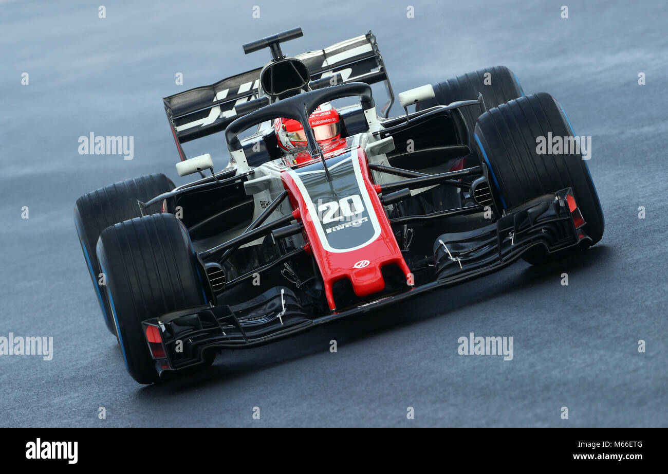 Haas' Kevin Magnussen durante la quattro giorni di test pre-stagione sul circuito de Barcelona-Catalunya, Barcellona. Foto Stock