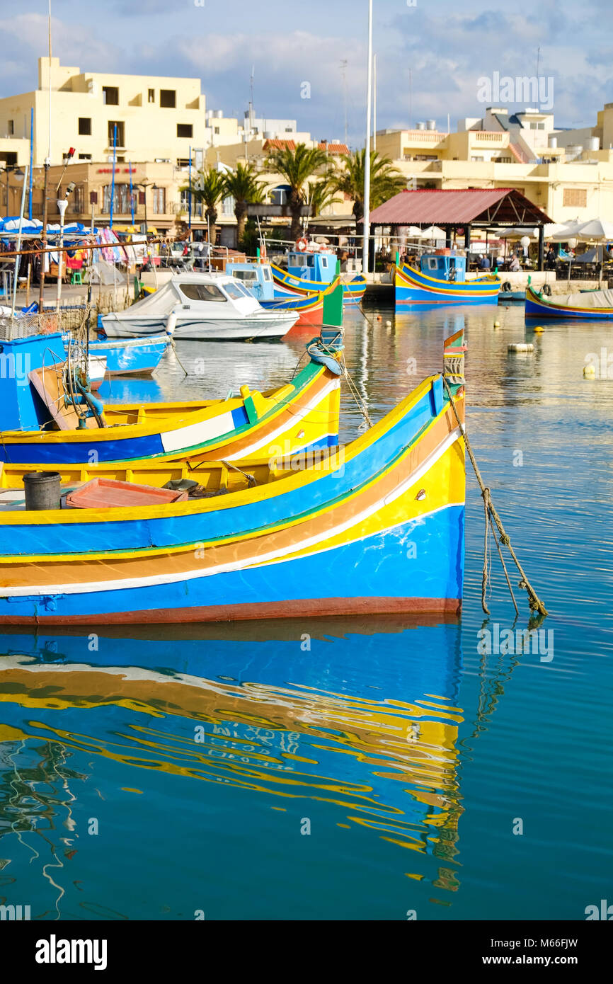 Luzzu barche di pescatori di Marsaxlokk - Malta Foto Stock