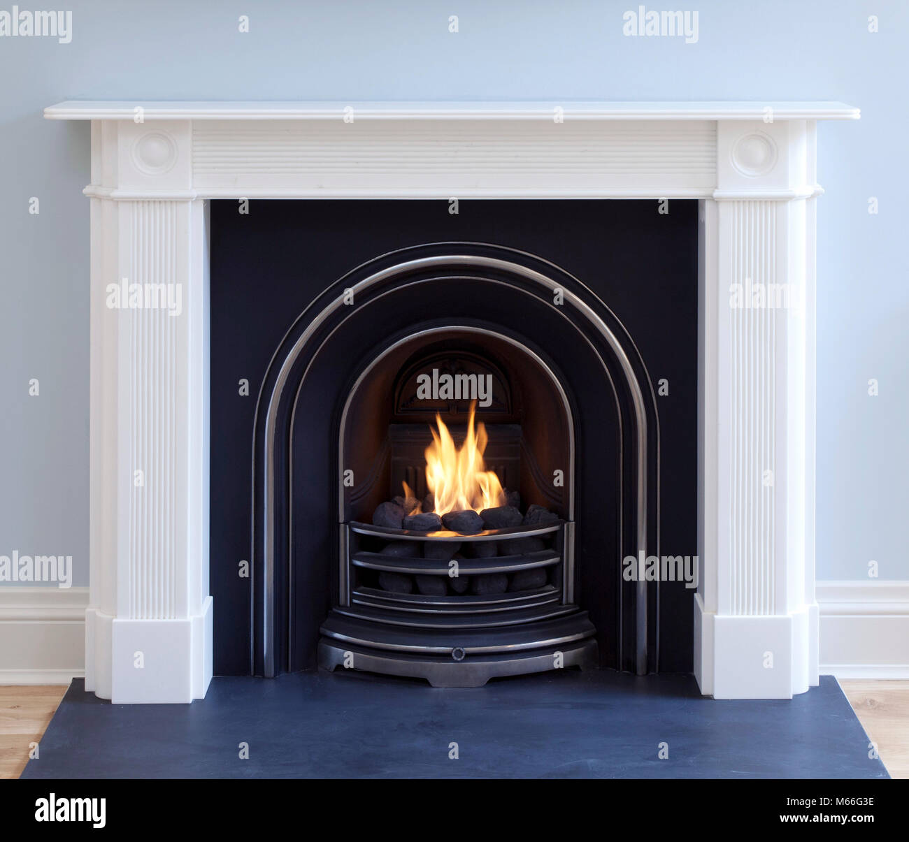 Aprire il carbone gas effetto fuoco con metallo il posto del fuoco con fiamme Foto Stock