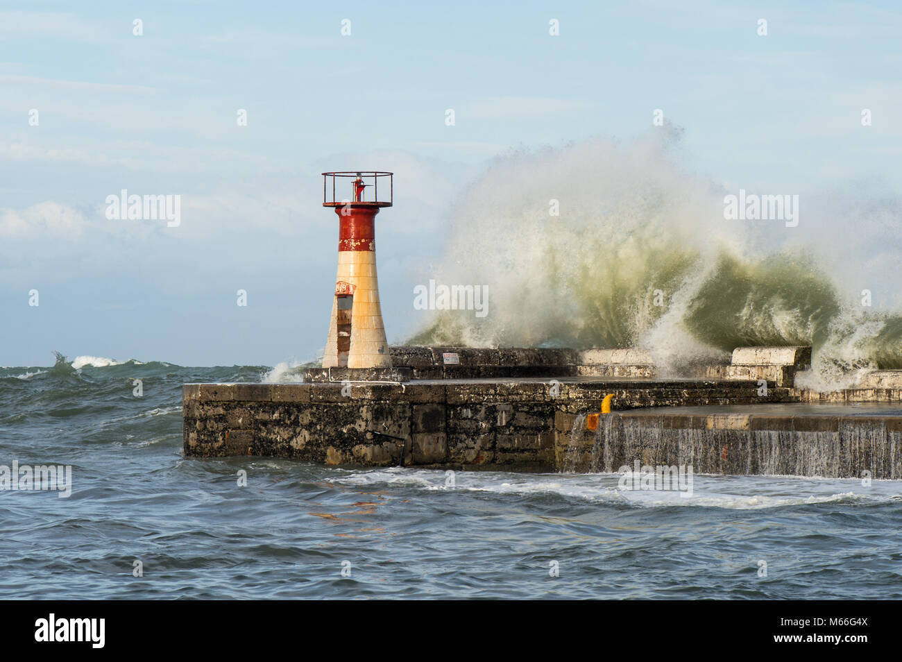 Onde che si infrangono da un faro, Simon's Town, Sudafrica Foto Stock