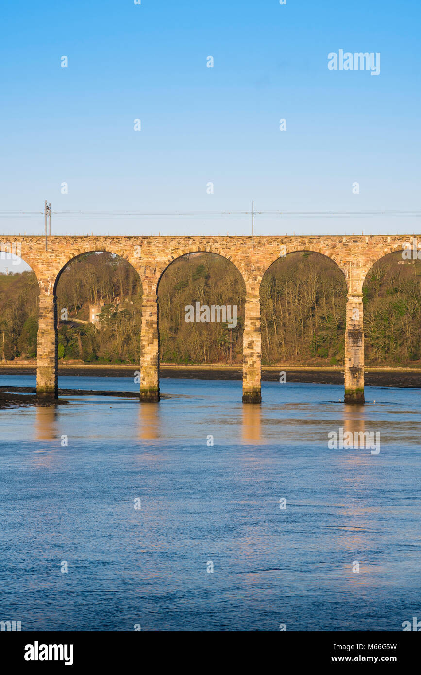 Il Royal ponte di confine disegnato da Robert Stephenson (1850) che ricoprono il Tweed vicino al confine della città di Berwick upon Tweed, Northumberland,l'Inghilterra, Regno Unito Foto Stock