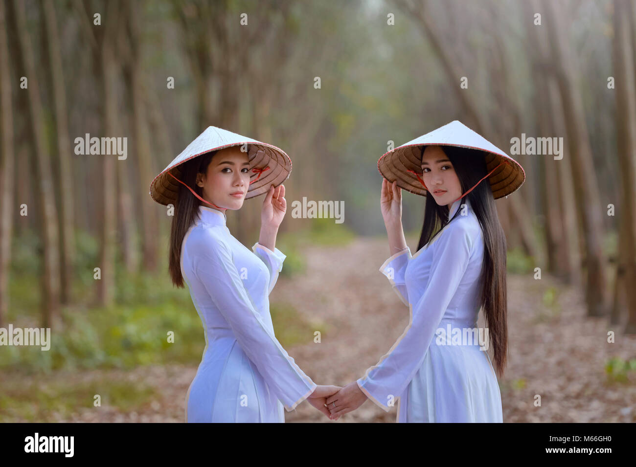 Due donne che tengono le mani, Vietnam Foto Stock