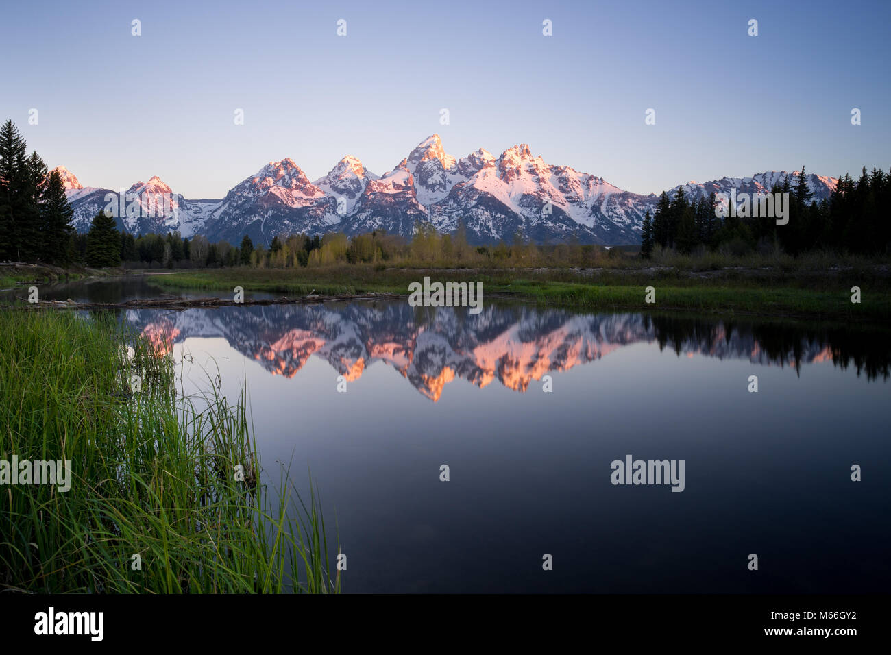 Teton Mountain Range Reflection a Snake River, Wyoming, Stati Uniti Foto Stock