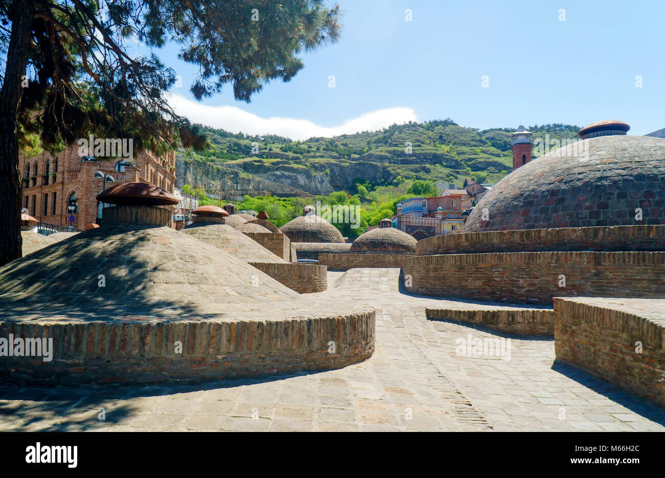 Il vecchio stabilimento balneare con acqua di zolfo nel centro di Tbilisi Foto Stock