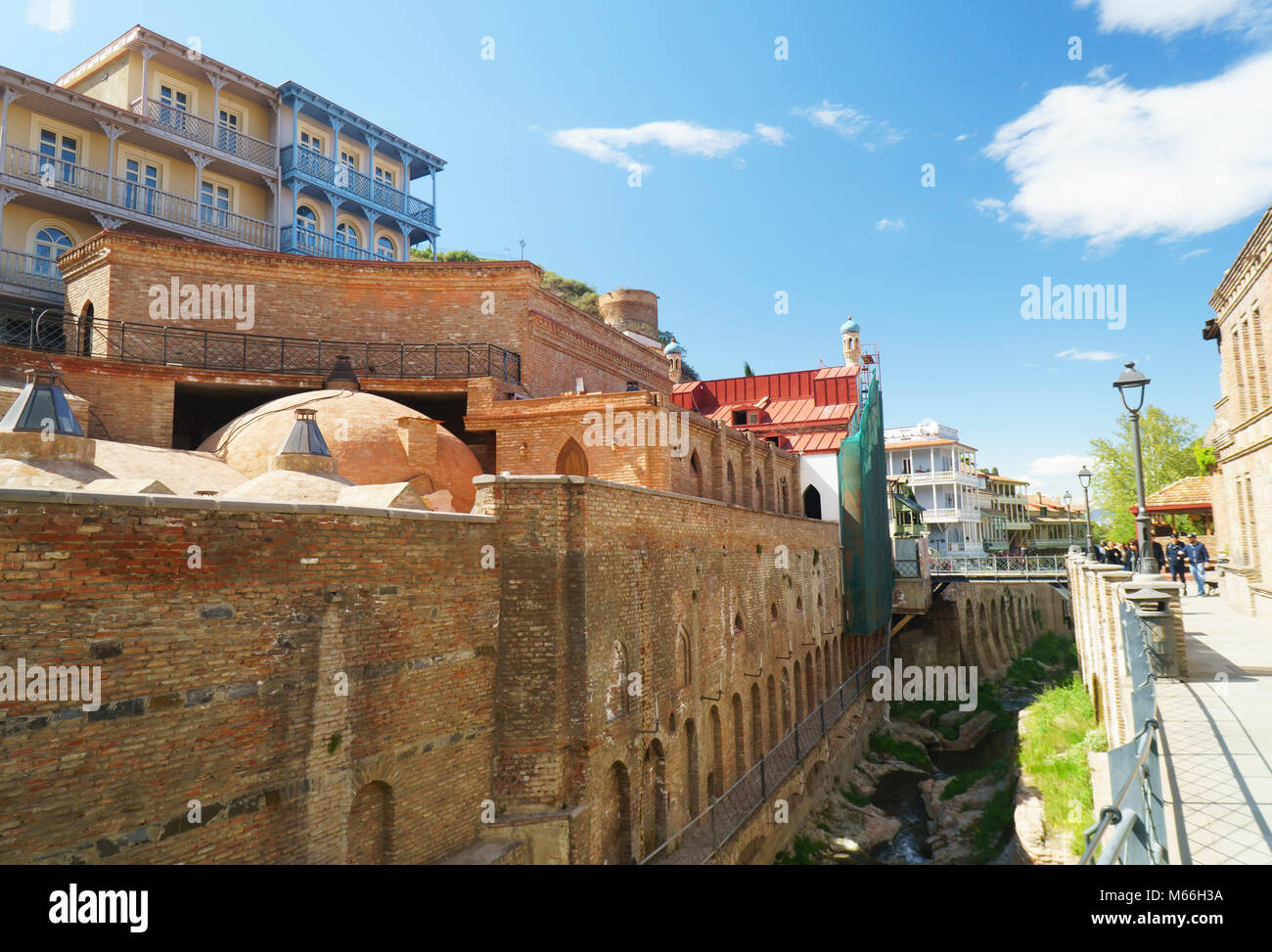 Il vecchio stabilimento balneare con acqua di zolfo nel centro di Tbilisi Foto Stock