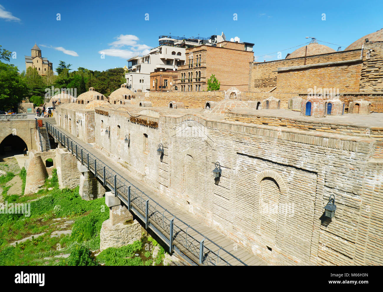 Il vecchio stabilimento balneare con acqua di zolfo nel centro di Tbilisi Foto Stock