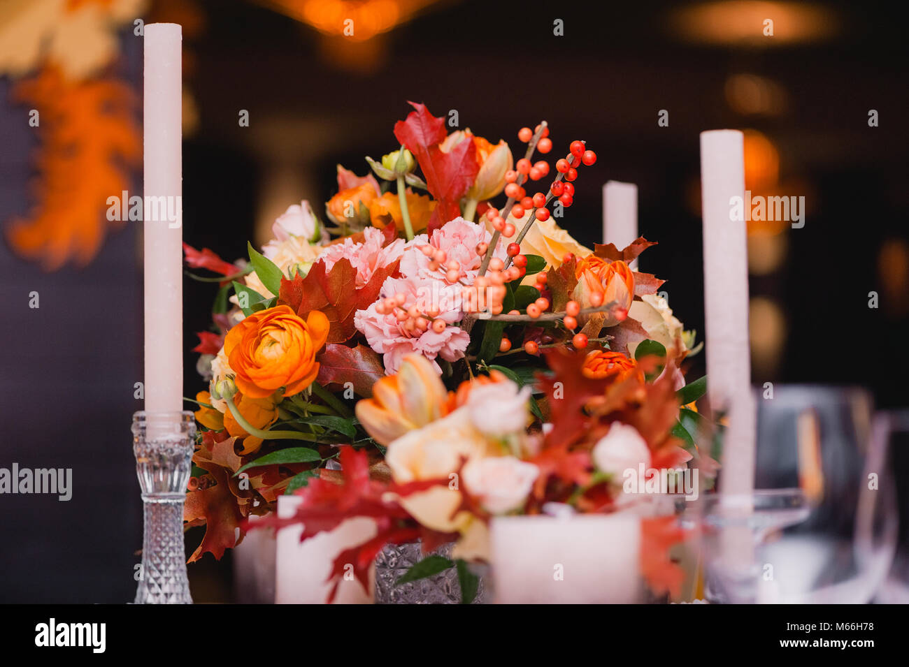 Matrimonio di lusso decorazioni con panca, candela e composizione di fiori sul luogo cerimonia Foto Stock